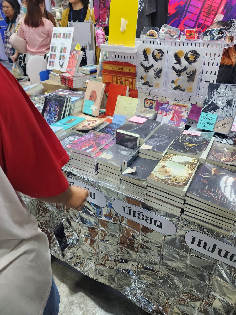 AliceMarryjane's tweet image. ที่ #K27 @ekapublishing ยังมีผลงานของอลิซให้หยิบได้ครบทุกเล่มเลยน้า ฝากรับกลับบ้านกันเยอะๆ นะคะ 🥹🖤

#จักรวาลหอคอยลอนดอน
#นิยายอิงประวัติศาสตร์อังกฤษ