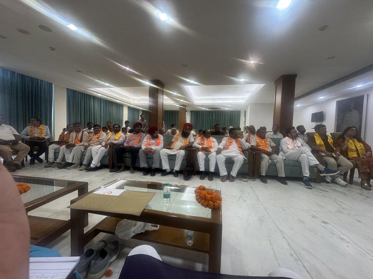 शिरोमणि गुरु रविदास विश्व महापीठ के अंतरराष्ट्रीय अध्यक्ष श्री <a href="/dushyanttgautam/">Dushyant Kumar Gautam</a> जी के नेतृत्व में महापीठ के संपूर्ण भारत से 35 प्रांतो से आये 70 प्रतिनिधिमंडल की बैठक गुजरात भवन दिल्ली में संपन्न हुई.गुरु महाराज की 650 वी जयंती मनाने के उद्देश्य से इस बैठक का आयोजन किया गया था.