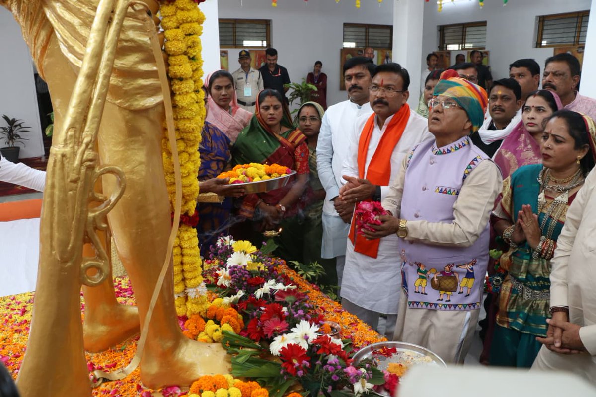 projskhandwa's tweet image. ✅ राज्यपाल श्री मंगुभाई पटेल ने शनिवार को खंडवा जिले के ग्राम बड़ौदा अहीर स्थित जननायक टंट्या भील के स्मारक पर पहुंच कर पूजन किया और श्रद्धासुमन अर्पित किए।

@CMMadhyaPradesh 
@DrMohanYadav51
@GovernorMP 
@mpurbandeptt 
@minculturemp 
@WelfareTribal 
#khandwa