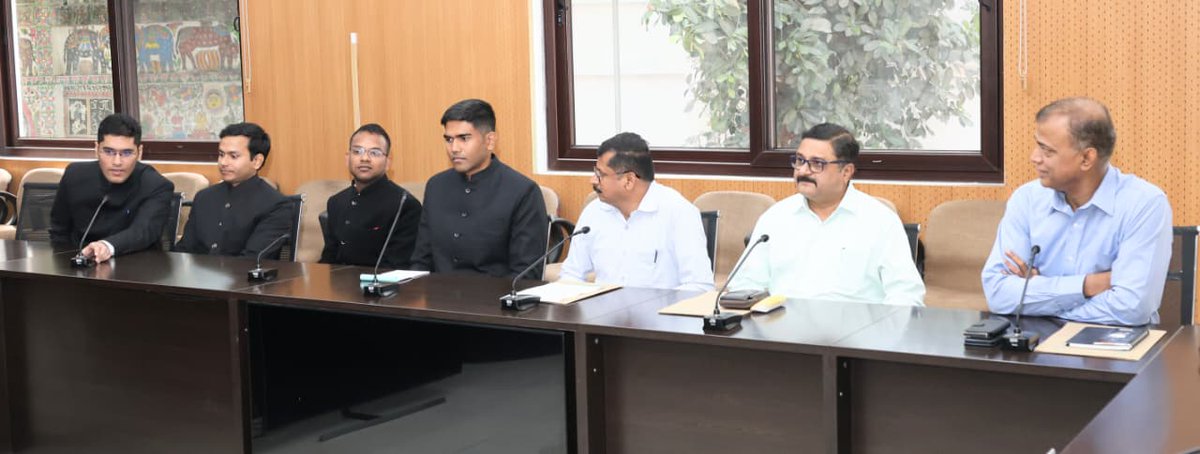 ddnewsBihar's tweet image. मुख्यमंत्री @NitishKumar ने 1,अणे मार्ग स्थित ‘संकल्प’ में 2024 बैच के बिहार कैडर के प्रशिक्षु भारतीय वन सेवा (IFS) अधिकारियों से मुलाकात की। 

#NitishKumar #BiharNews #IFS #ForestService #Environment #BiharGovernment #Sankalp #AnneMarg #Patna