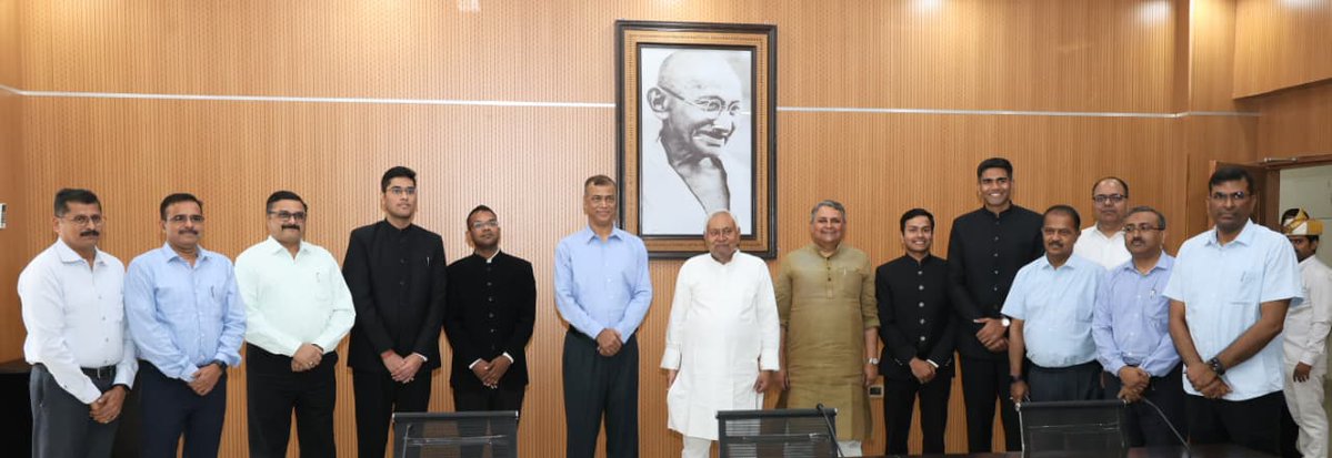 ddnewsBihar's tweet image. मुख्यमंत्री @NitishKumar ने 1,अणे मार्ग स्थित ‘संकल्प’ में 2024 बैच के बिहार कैडर के प्रशिक्षु भारतीय वन सेवा (IFS) अधिकारियों से मुलाकात की। 

#NitishKumar #BiharNews #IFS #ForestService #Environment #BiharGovernment #Sankalp #AnneMarg #Patna