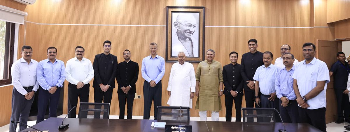 ddnewsBihar's tweet image. मुख्यमंत्री @NitishKumar ने 1,अणे मार्ग स्थित ‘संकल्प’ में 2024 बैच के बिहार कैडर के प्रशिक्षु भारतीय वन सेवा (IFS) अधिकारियों से मुलाकात की। 

#NitishKumar #BiharNews #IFS #ForestService #Environment #BiharGovernment #Sankalp #AnneMarg #Patna