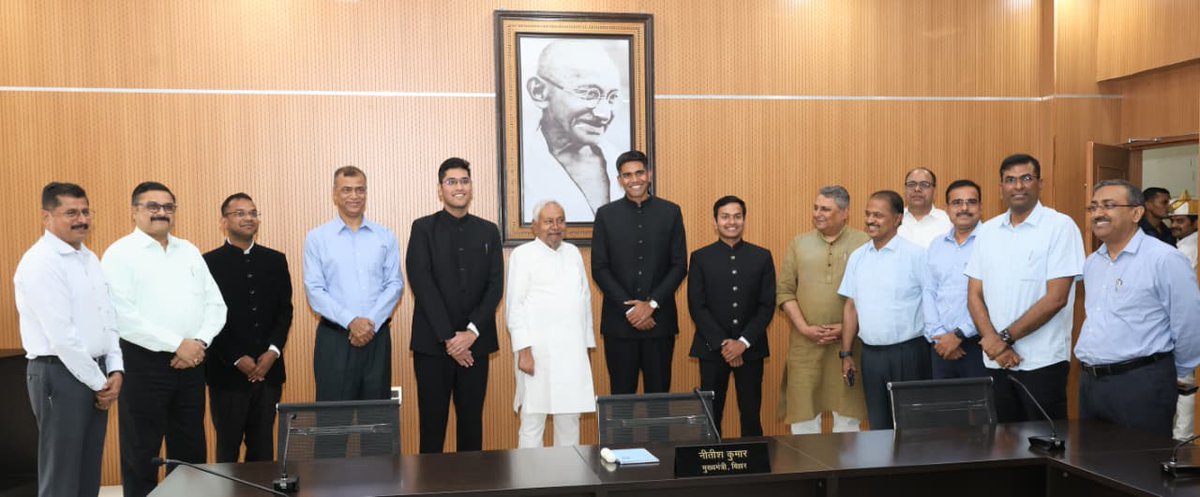 ddnewsBihar's tweet image. मुख्यमंत्री @NitishKumar ने 1,अणे मार्ग स्थित ‘संकल्प’ में 2024 बैच के बिहार कैडर के प्रशिक्षु भारतीय वन सेवा (IFS) अधिकारियों से मुलाकात की। 

#NitishKumar #BiharNews #IFS #ForestService #Environment #BiharGovernment #Sankalp #AnneMarg #Patna