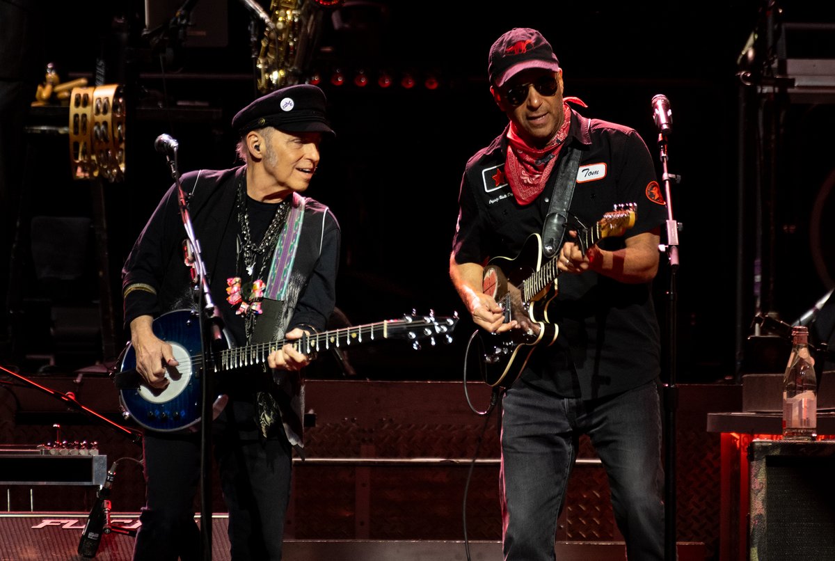 KATUNews's tweet photo. Bruce Springsteen and the E Street Band brought their 'Land of Hopes and Dreams' tour to Portland Friday night, the second stop after kicking the U.S. run off Tuesday in Minneapolis. GALLERY: https://t.co/TGIHEVppoc https://t.co/XxIN6SD57k