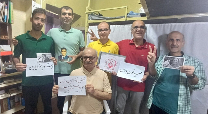 PMOIRAN's tweet photo. ۶ سرو سرفراز در یک قاب

اینجا مخوف‌ترین دژ سرکوب دیکتاتور است
زندان قزل حصار
شاه آن را ساخت و شیخ ادامه داد
تا انقلابیون را خاموش کنند

🟥حال به این عکس بنگرید:
در همین جا:
مجاهد با ممنوعه‌ترین تصاویر
با آرم خونرنگ سازمان سرفرازش
زیر حکم اعدام می‌خروشد:
ایستاده‌ایم تا پایان✌️ https://t.co/wNe2rMQUiU