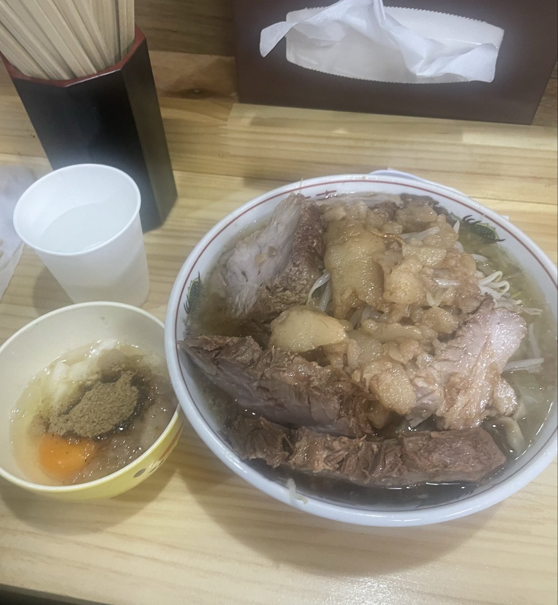 娘にラーメンが食べたい（ラーメン奢れ）と言われて、町田の明日へ向かって
大変美味しゅうございました
肉MAXにしたら、めちゃくちゃ入ってたw

卵が入ってるのが期間限定の危ないタマタマ❤️
