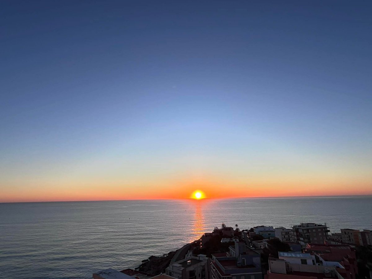 MeteoCullera's tweet photo. Bon dia! Amanece en #Cullera con 12°C y 71% de humedad. Estas últimas horas han sido frescas, con una #LunaMenguante que ha iluminado la madrugada. Hoy,ñ jornada estable: dominio del sol y brisas en horas centrales del día y por la tarde. Max🌡️ sobre 20°C. 📸 #ElFaro, A. Cortés. https://t.co/TOPE68QJTd