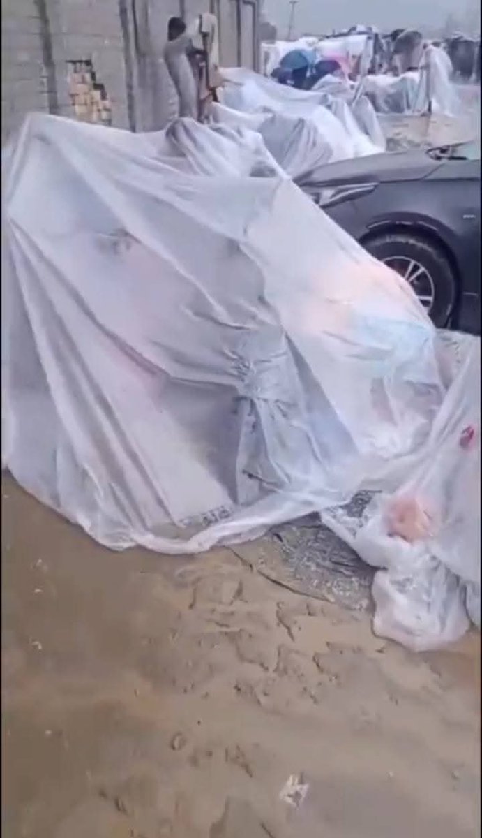 RadicalRub31034's tweet photo. In Pakistan, the oppression of Afghan refugees is a human rights violation and inhumane.These refugees hide under plastic sheets in rain, protect themselves. We demand Afghan refugees’ basic rights be respected. @UNHumanRights @UN_HRC @Refugees @UN @GretaThunberg @iHafizHamdullah https://t.co/t1OaxkE0bq