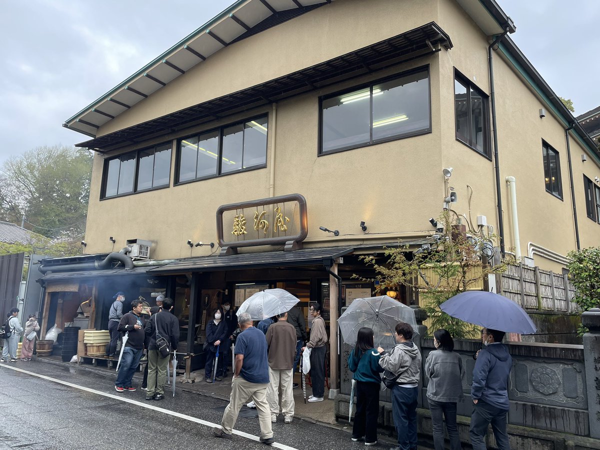chibi_103's tweet photo. 成田に来たのは鰻がどうしても食べたかったからです。成田山新勝寺のすぐ近くにある有名な駿河屋さんにて開店前に並び整理券を受け取り一旦お参りしてから10時前にお店に並び鰻重を食べました。フワッとしてとろけ感がたまりませんでした😋 https://t.co/iqXiH8jc6u