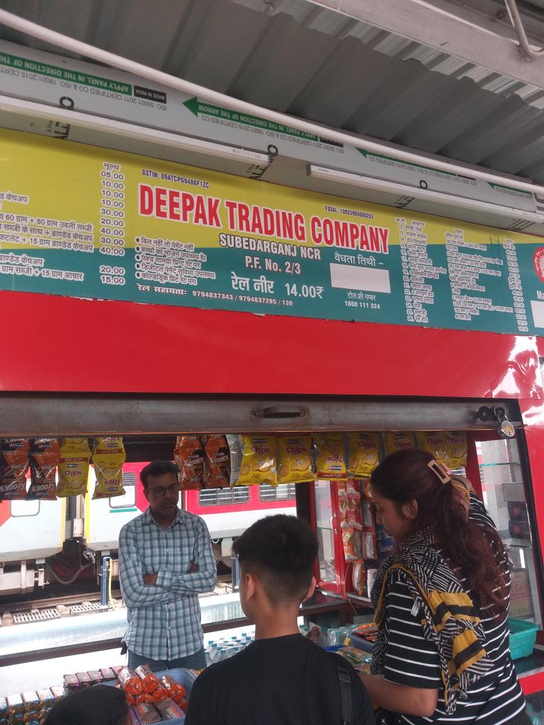 Devendra0171991's tweet photo. @drmncrald @RailwaySeva यही दुकान है https://t.co/fP119V1WhT
