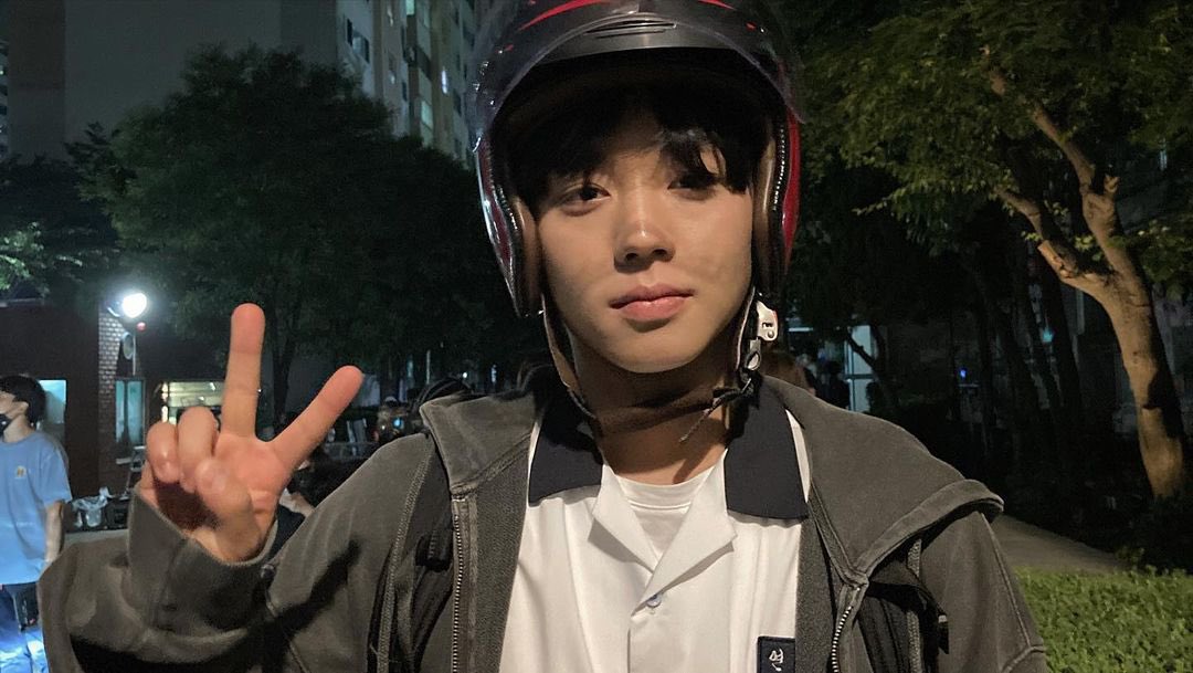 벚꽃 스팟에 내려놓고 안수호가 빌어서 억지로 억지로 찍혀준 사진