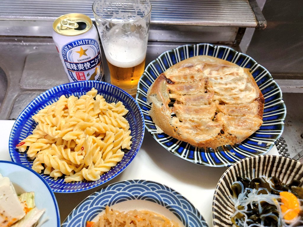 昨日の晩ごはん
いつものサラダ
春雨とわかめの酢の物
大根と身欠きニシンの炒め煮
フジッリペペロン
餃子

お酒はビール🍺
ショートパスタだと箸でつまんで飲めるから酒呑みには最高www🤣
#晩ごはん 
#おつまみ
#おうちごはん 
#おうち居酒屋