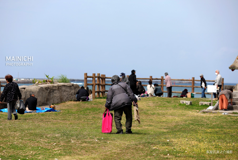 mainichiphoto's tweet photo. 喜屋武真之介@cannosukeが沖縄を巡る「うちなー巡行」
今回は十六日祭の日に、那覇港近くの三重城（ミーグスク）を訪ねました
多様な祈りを撮影しています

写真特集と記事でhttps://t.co/aMeWmCoYLu https://t.co/I3hCeT1JSy