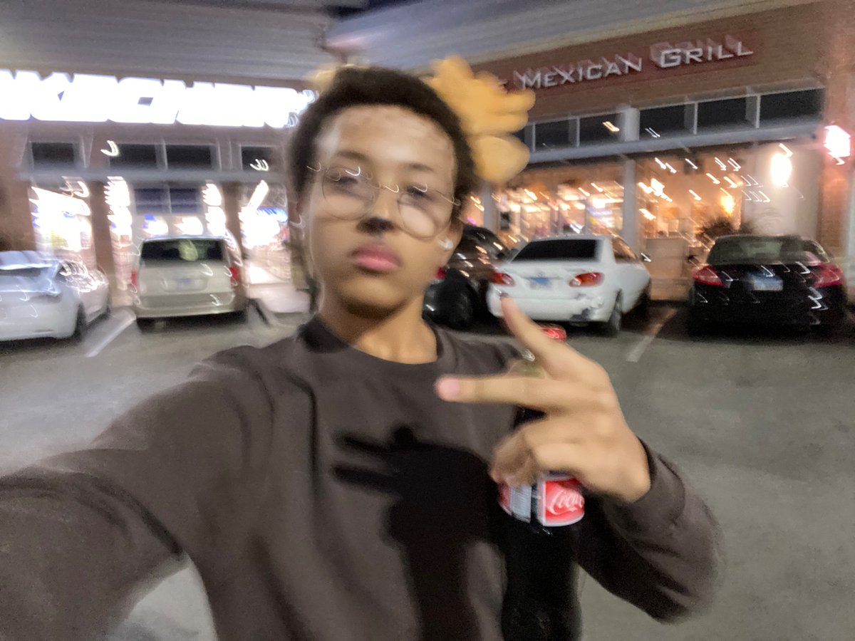 cullen is attending lollapalooza (again) tweet media