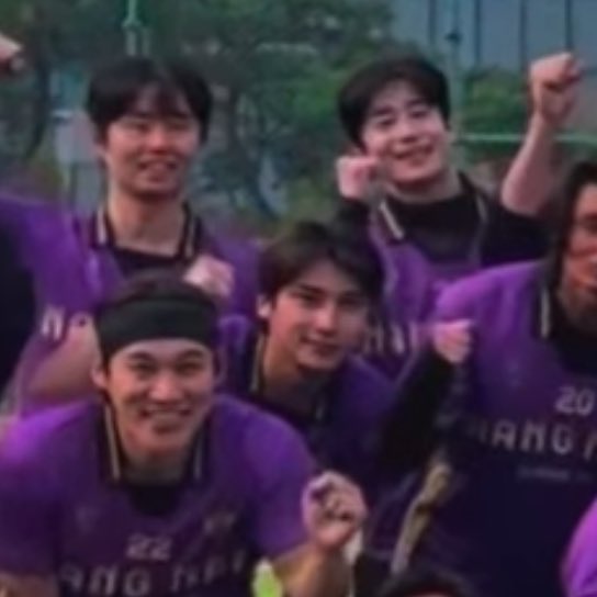 annuemik1210's tweet photo. ฮันกยอลมีเสื้อทีมละ จะบ้า เล่นฟุตบอลให้สุด งงมาก คนที่เล่นบาสตั้งแต่เด็ก ชอบบาสมาก แต่หันมาเตะบอล 5555555555555555655 แต่วันนี้มีพี่ซึงอูด้วยยยย https://t.co/LTFNR2rpT9