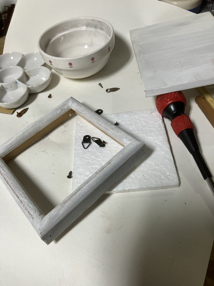 大売り出し2日目。今日は昨日に比べてご来店の方が少なく。それでも来てくださる方はいて。合間に工作しています。