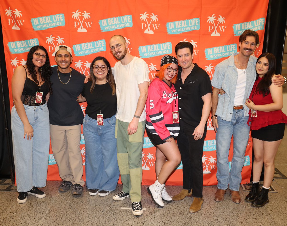 #BTRDAY2026 Porque este año pude abrazar a 4/4 🥺💗✨️ significan mucho para mi 💗✨️

Gracias <a href="/bigtimerush/">Big Time Rush</a> los amo mucho, nos vemos en el siguiente concierto✨️🌸