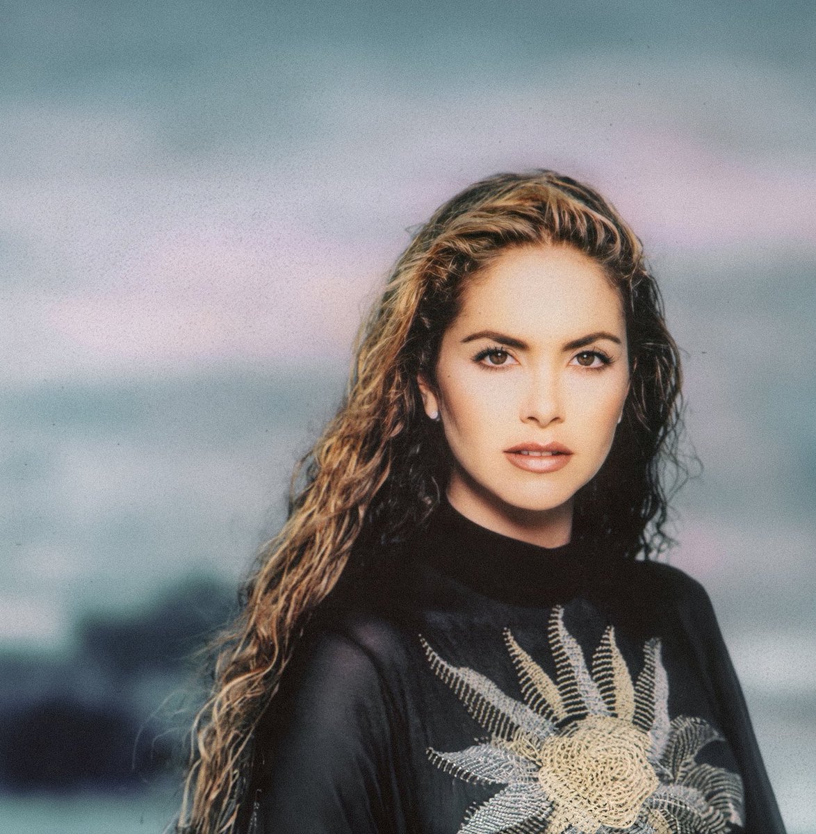MAJIGU's tweet photo. I. EL INICIO DE UN NUEVO SIGLO✨

En el año 2000, Lucero no solo lanzó un nuevo disco. Lanzó una declaración de identidad, riesgo y evolución. Mi Destino no fue simplemente un álbum más dentro de su discografía… fue el punto de quiebre donde dejó atrás su zona de confort para construir una nueva versión de sí misma como artista total.

Este proyecto marcó múltiples primeras veces en su carrera:

-Su primer álbum con material completamente inédito bajo Sony Music, dejando atrás su histórica casa disquera. Un movimiento que, más que estratégico, fue profundamente valiente. Porque implicaba soltar lo seguro… para abrazar lo desconocido.

-Su debut como autora y coautora, involucrándose directamente en la creación de canciones del álbum como “Mi destino eres tú”, “Arde” y “Vamos a Cantar”. Aquí Lucero ya no es solo intérprete… es narradora de su propio universo emocional. Y eso eleva el disco a otro nivel.

- Su primer crossover internacional, incluyendo temas y versiones en inglés de sus canciones “Don’t Waste My Time” y “From You”.

Y quizá lo más importante… su primer GRAN acto de reinvención artística y de imagen. Mi Destino nació en un punto donde ella ya lo había logrado todo… pero decidió no conformarse. Decidió arriesgar.