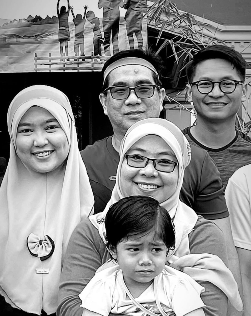 kongsiviralje's tweet photo. Al kisah nya, makcu kami dah meninggal Jun 2023. Tiba2 harini nampak whatsapp status dari no phone makcu. Allahu, Panic kejap sesaat.

Apa2 pun, sedekah kan al fatihah dekat makcu kami, Che Azian bt Seman. Rindu makcu 

Kredit : nrashidahrzk https://t.co/Qs62TmED1W
