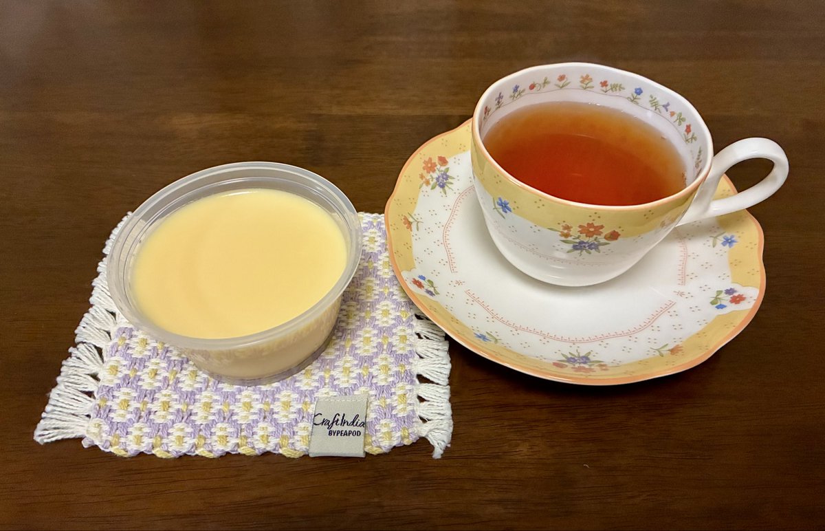 夜のお茶会でした。

お茶は無印良品のアップル＆ルイボス。
水出し用ですがホットでも美味しく飲めます☺️

プリンは定期的に食べたくなります🍮💕

＃おうちカフェ