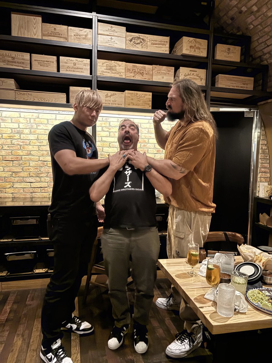 TommyMilagro's tweet photo. #OnAssignment for @slamwrestling and met up with @Jack_Talos and @ayabe_ren and as you can see…I’m in good hands. https://t.co/UW71eZz9OI