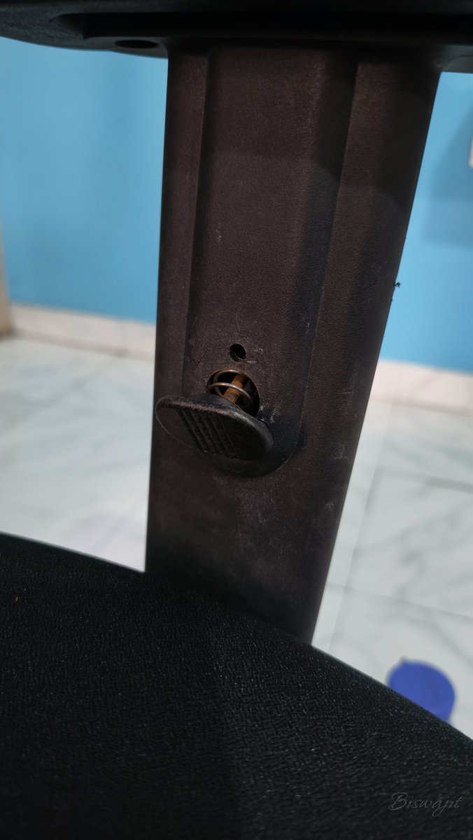 biswajitdaskol's tweet photo. Never buy a wakefit product. They pay the influencers and post good review only. I received a broken old chair and they didn't even register a return request. Complained multiple but no solution till date. Even they sell class 3 gas lift instead of class 4@SupportWakefit https://t.co/UeVpWss0QP