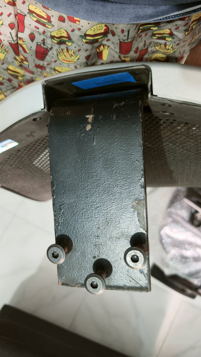 biswajitdaskol's tweet photo. Never buy a wakefit product. They pay the influencers and post good review only. I received a broken old chair and they didn't even register a return request. Complained multiple but no solution till date. Even they sell class 3 gas lift instead of class 4@SupportWakefit https://t.co/UeVpWss0QP