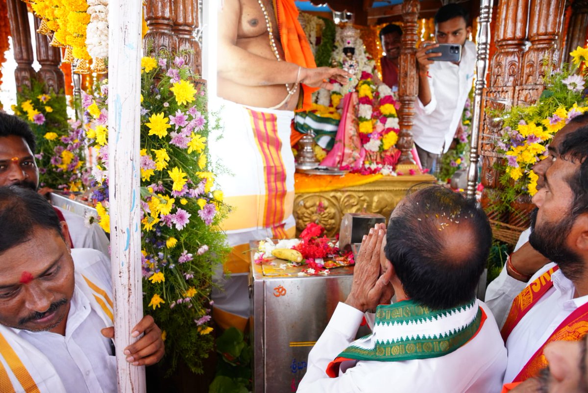 Eatala_Rajender's tweet photo. కరీంనగర్ జిల్లా :
తెలంగాణలో బిజెపి అధికారంలోకి రావాలని రామయ్యను కోరుకున్నాను.

హుజురాబాద్ నియోజకవర్గం, ఇల్లందకుంట శ్రీ సీతారామచంద్రస్వామి వారి రథోత్సవంలో పాల్గొని, ఆలయంలో ప్రత్యేక పూజలు నిర్వహించి మొక్కలు చెల్లించుకున్నాను.

ఈ సందర్భంగా మాట్లాడుతూ :
🔸ఇల్లందకుంట శ్రీ సీతారామచంద్రస్వామి ఆలయం శ్రీరాముడు నడయాడిన ప్రాంతంగా పేరుగాంచిన స్వయంభు దేవాలయం.
🔸వందల సంవత్సరాల క్రితం ఈ దేవాలయం కట్టబడింది.
🔸ఈ చుట్టుపక్క ప్రాంత ప్రజలందరూ వేలాది గా తరలివచ్చి సీతారామచంద్రస్వామి కళ్యాణోత్సవం మొదలుపెట్టి రథోత్సవం వరకు గొప్పగా నిర్వహించుకుంటున్నారు.
🔸జైశ్రీరామ్ నినాదాలతో ఈ ప్రాంతమంతా దద్దరిల్లుతుంది.
🔸ఈ ఆలయాన్ని గొప్పగా నిర్మించుకోవాలని పాత ఆలయం కి సౌకర్యాలు పెంచి గ్రామస్తుల సహకారంతో గొప్ప రథాన్ని నిర్మాణం చేసుకున్నాము.
🔸ఈ ఆలయ ప్రాంగణమంతా కొన్ని కోట్ల రూపాయలతో బాగు చేయించాము.
🔸వేలాదిమంది ఇక్కడ పెళ్లిళ్లు చేసుకుంటారు, అనేక దైవిక కార్యక్రమాలు జరుపుకునేందుకు వీలుగా..ఈ  ప్రాంత ప్రజలకు సౌకర్యాలు ఉండాలని రెండు పెద్ద షెడ్డులు నిర్మాణం చేయడం జరిగింది.
🔸ఒక మాటలో చెప్పాలంటే ఈ ఆలయంలో నేను ఇక్కడ ఎమ్మెల్యేగా, మంత్రిగా ఉన్న కాలంలో గొప్పగా అభివృద్ధి చేశాము. రాబోయే కాలంలో మరింత అభివృద్ధి చేసుకుందాము.
🔸వేలమంది భక్తులు ఇక్కడికి వచ్చేలా చేయడంలో ఇక్కడ ఉన్న యాజమాన్యం తోడ్పాటు అందించాలని కోరుతున్నాము.
🔸రాబోయే కాలంలో భారతీయ జనతా పార్టీ రాష్ట్రంలో అధికారంలోకి రావాలని ప్రజలకు మంచి జరగాలని మనస్పూర్తిగా కోరుకున్నాను.

జై శ్రీరామ్..