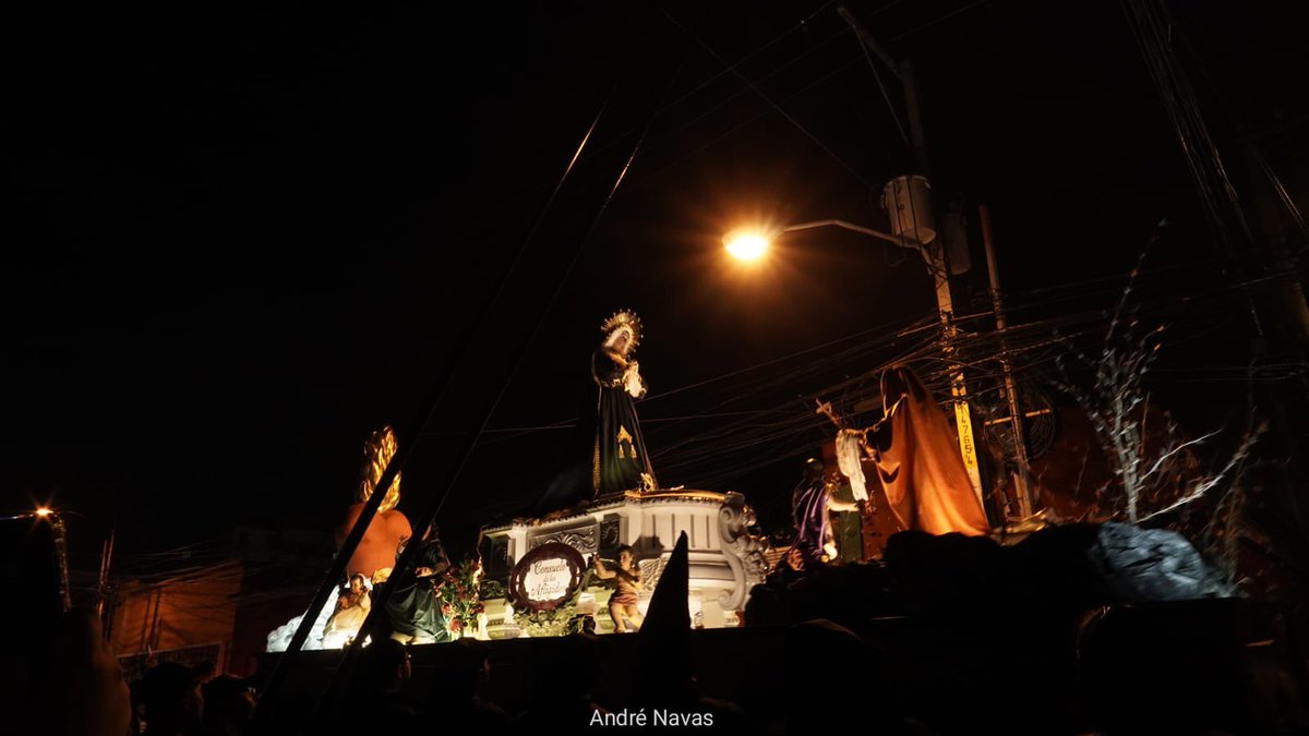 radioestrella's tweet image. A pocos minutos de ingresar el Cortejo Procesional De Santo Entierro de la C.I. Del Cristo Yacente de la Antigua Capilla de Ánimas y Santísima Virgen De Soledad de la Parroquia Rectoral de San Sebastián 

📸André Navas 

#viernessanto #SemanaSanta2026 #radioestrella893fm