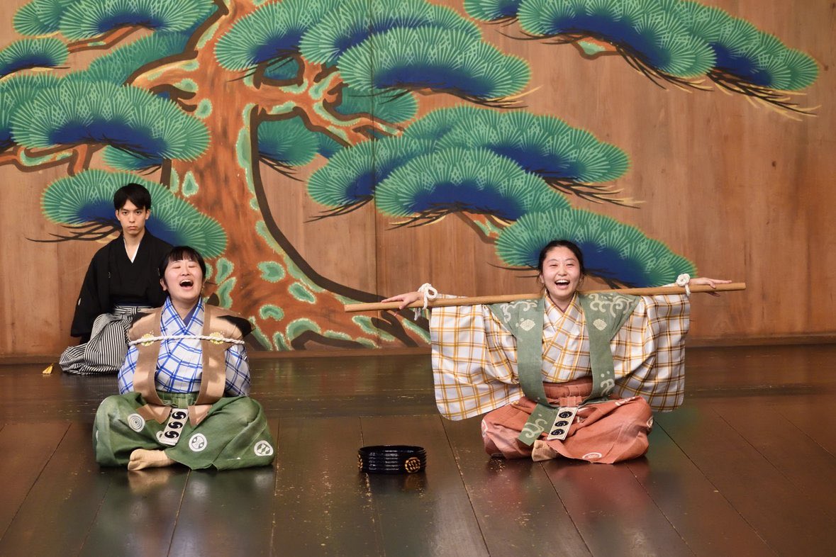 今日はお茶の水女子大学の入学式です㊗️！！新入生の皆さん、ご入学おめでとうございます👩‍🎓🌸
傘に当たる雨音も皆さんの門出を祝福していますね☔️🎶

さてさて、これから始まるキャンパスライフ🌊何か珍しいことしたい方、新しいことを始めたい方‼️狂言はいかがですか？😊
#春からお茶大 #春からお茶女