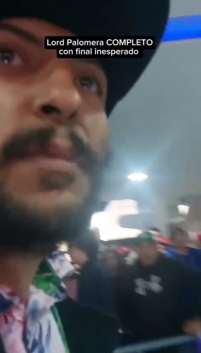 DrDhelizioso's tweet photo. Resulta que #LordPalomera después de hacer su desmadre y querer “amenazar” a los empleados de Cinépolis por un pedazo de plástico, se quejaba de “discriminación” por parte del personal de seguridad en una librería cuando se ve así:

Como dice un dicho, “como te ven, te tratan”. https://t.co/yP31Bgx0kV