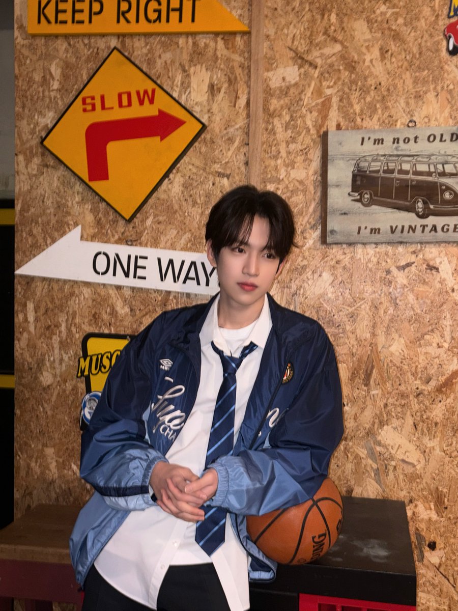IDID_starship's tweet photo. [🌠] #김민재_DID
➡️🐌....

#IDID #아이딧 #KIMMINJAE #김민재 https://t.co/zARCrcINxS