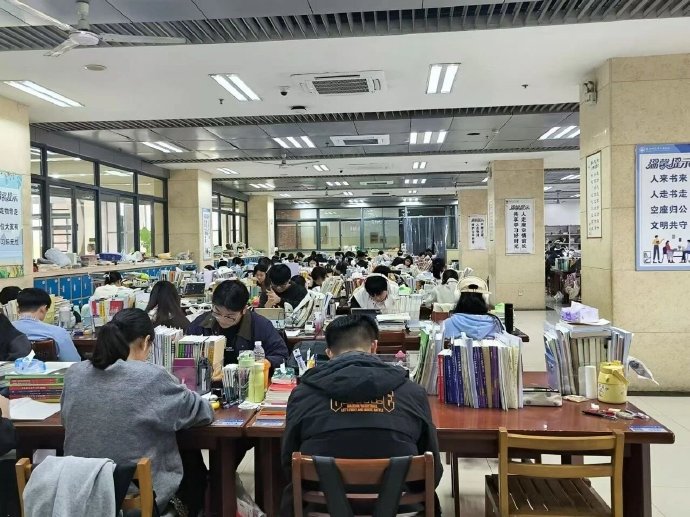 tadinadasubhani's tweet image. "When your 'final check' of a group project turns into 20 minutes of debating if the font is 'too basic'…  Team chaos = team bonding, right #CampusVibes #GroupProjectStruggles"