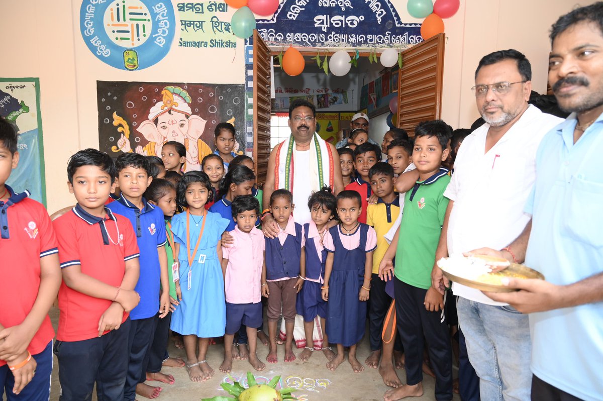 GokulanandaBJP's tweet photo. ଆଜିର ପବିତ୍ର ଦିନରେ ମୁଁ ଘୋଳପୁରଠାରେ ସ୍ଥିତ ସରକାରୀ ଉଚ୍ଚ ପ୍ରାଥମିକ ବିଦ୍ୟାଳୟର ଆୟୋଜିତ ଖଡ଼ିଛୁଆଁ ଓ ପ୍ରବେଶ ଉତ୍ସବରେ ଯୋଗଦେଲି। ଖଡ଼ିଛୁଆଁ ହେଉଛି ଆମ ଓଡ଼ିଆଙ୍କ ବିଦ୍ୟାରମ୍ଭର ପବିତ୍ର ପରମ୍ପରା, ଯାହା ଶିଶୁମାନଙ୍କ ଶିକ୍ଷାର  ଶୁଭ ଆରମ୍ଭକୁ ଚିହ୍ନିତ କରେ।ଆଜିର ଏହି ଶୁଭଦିନରେ ଓଡ଼ିଶାବାସୀଙ୍କୁ ଓ ପ୍ରତ୍ୟେକ ଓଡ଼ିଆଙ୍କୁ ଶୁଭେଛା। https://t.co/oidfNzUFor