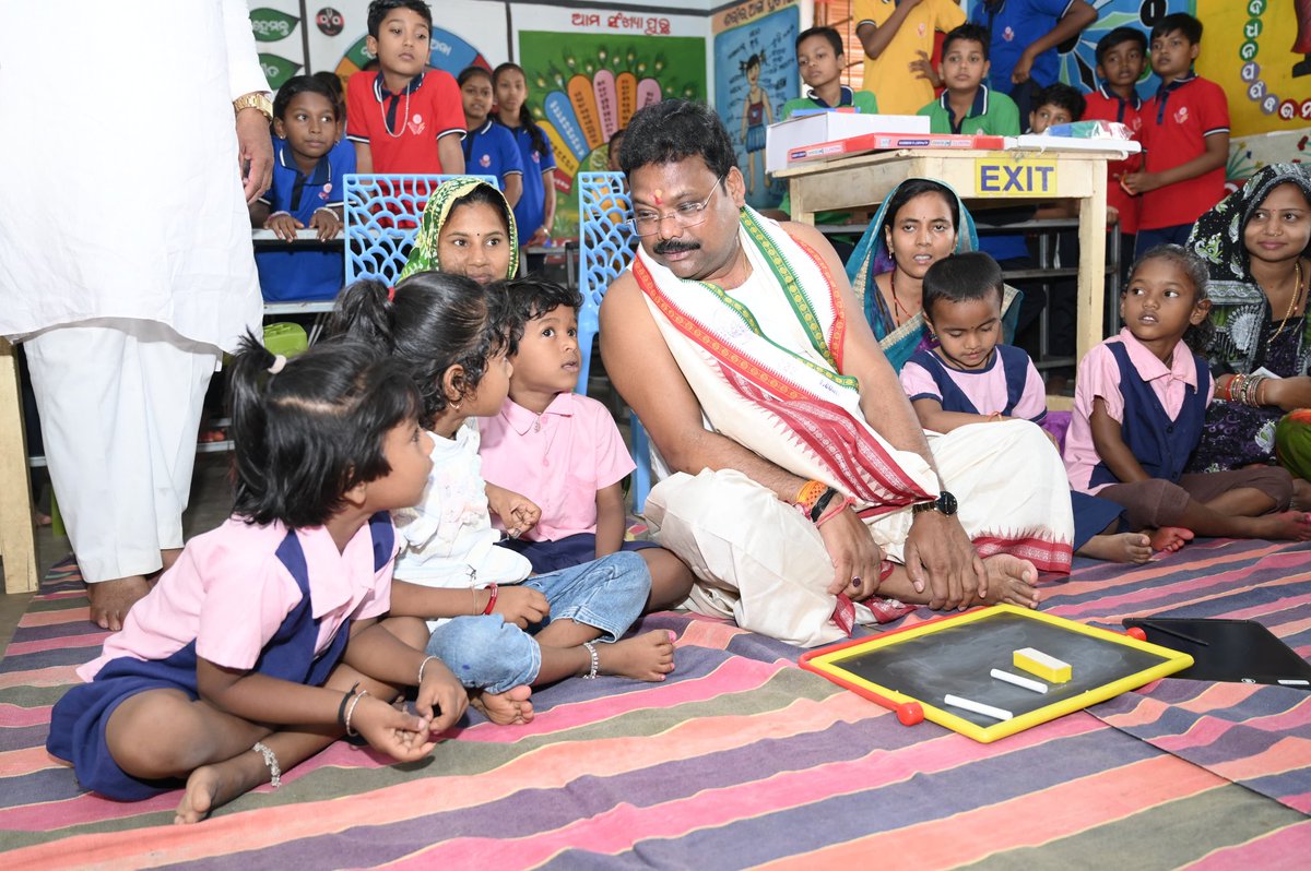 GokulanandaBJP's tweet photo. ଆଜିର ପବିତ୍ର ଦିନରେ ମୁଁ ଘୋଳପୁରଠାରେ ସ୍ଥିତ ସରକାରୀ ଉଚ୍ଚ ପ୍ରାଥମିକ ବିଦ୍ୟାଳୟର ଆୟୋଜିତ ଖଡ଼ିଛୁଆଁ ଓ ପ୍ରବେଶ ଉତ୍ସବରେ ଯୋଗଦେଲି। ଖଡ଼ିଛୁଆଁ ହେଉଛି ଆମ ଓଡ଼ିଆଙ୍କ ବିଦ୍ୟାରମ୍ଭର ପବିତ୍ର ପରମ୍ପରା, ଯାହା ଶିଶୁମାନଙ୍କ ଶିକ୍ଷାର  ଶୁଭ ଆରମ୍ଭକୁ ଚିହ୍ନିତ କରେ।ଆଜିର ଏହି ଶୁଭଦିନରେ ଓଡ଼ିଶାବାସୀଙ୍କୁ ଓ ପ୍ରତ୍ୟେକ ଓଡ଼ିଆଙ୍କୁ ଶୁଭେଛା। https://t.co/oidfNzUFor