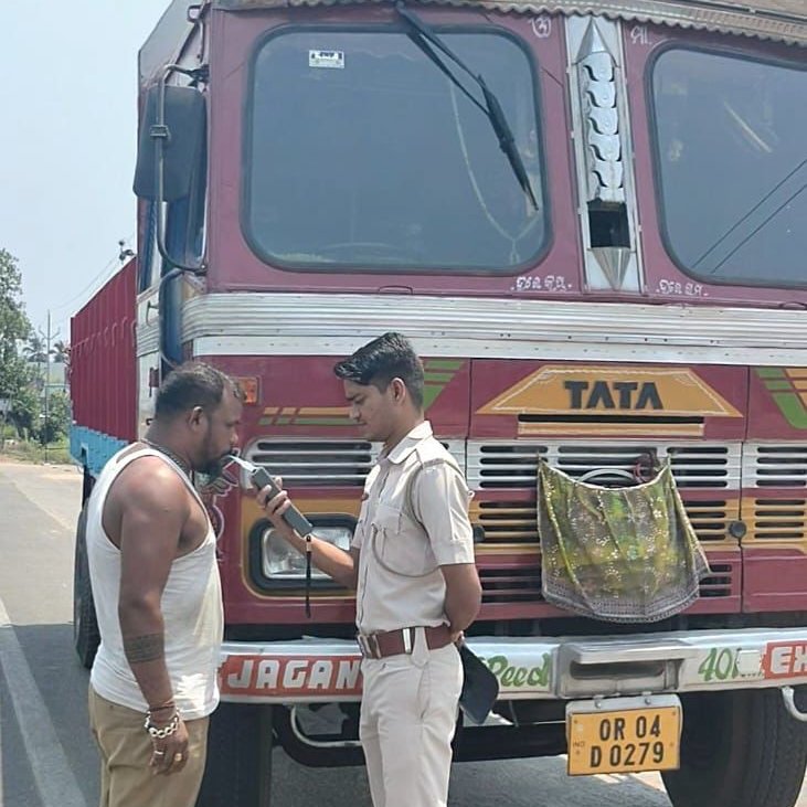 STAOdisha's tweet image. ପୁରୀ RTOଙ୍କ ପକ୍ଷରୁ ମାଲତୀପାଟପୁର NH 316 ଠାରେ ମଦ୍ୟପାନ କରି ଗାଡ଼ି ଚାଳନା, ଦ୍ରୁତଗତି ଏବଂ ଅନ୍ୟାନ୍ୟ ମୋଟର ଯାନ ନିୟମ ଉଲ୍ଲଂଘନକାରୀଙ୍କ ବିରୁଦ୍ଧରେ ଏନଫୋର୍ସମେଣ୍ଟ ଜାରି ରହିଛି। ଟ୍ରାଫିକ ନିୟମ ପାଳନ ପାଇଁ ସଡ଼କ ବ୍ୟବହାରକାରୀଙ୍କୁ ସଚେତନ କରାଯାଇଛି।

#RoadSafety #Odisha #EnforcementDrive #SafeDriving #Puri