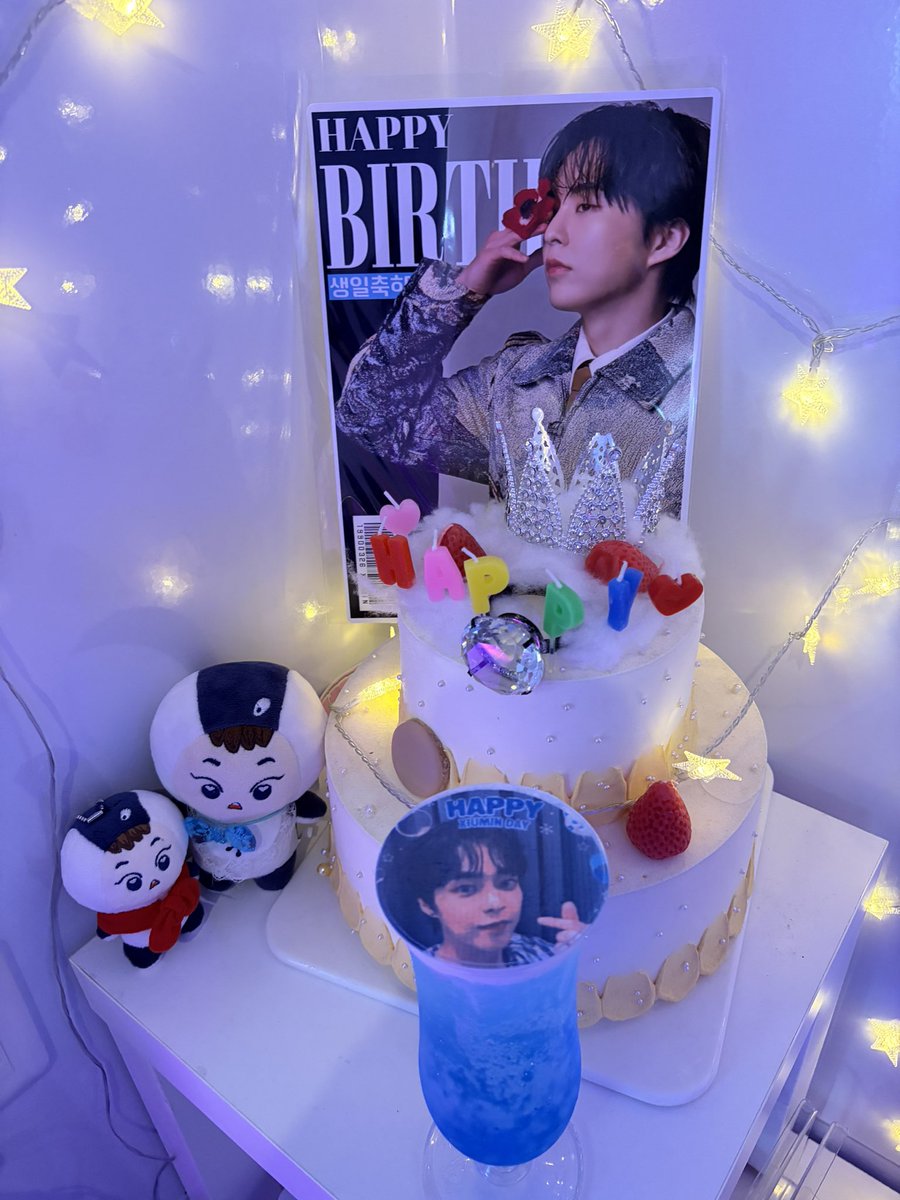 L_xiu99min_7's tweet photo. 遅くなったけどお誕生日おめでとう🎉
しうちゃんの笑顔が大好き♡>.<♡

#IDOLCAFE_アイドルカフェ
#新大久保DJカフェ
#HAPPYXIUMINDAY https://t.co/8lvQh7fP95