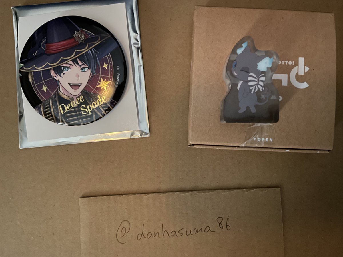 danhasuma86's tweet photo. 【交換】ツイステ　アニステ　ブルームバースデー　箔押し缶バッジ　ころっと　アクリルフィギュア

【譲】缶バ→デュース
　　ころっと→グリム

【求】缶バ→ジャック
　　ころっと→雄剣

検索からもお気軽にお声掛けください。郵送交換希望です。 https://t.co/LCFV1jfmOw
