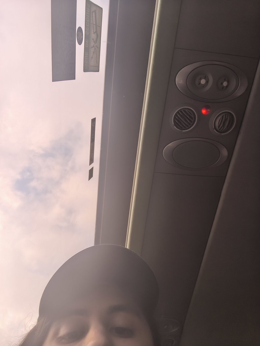 Ouais ouais c'est le vendredi tra... Merde c'est le mauvais jour et le mauvais transport 
Samedi Bus direction PARIS pour la DeadZone 3 (ceci sont les yeux d'un homme qui s'est levé à 5h30 pour du Mario qui tape pikachu)