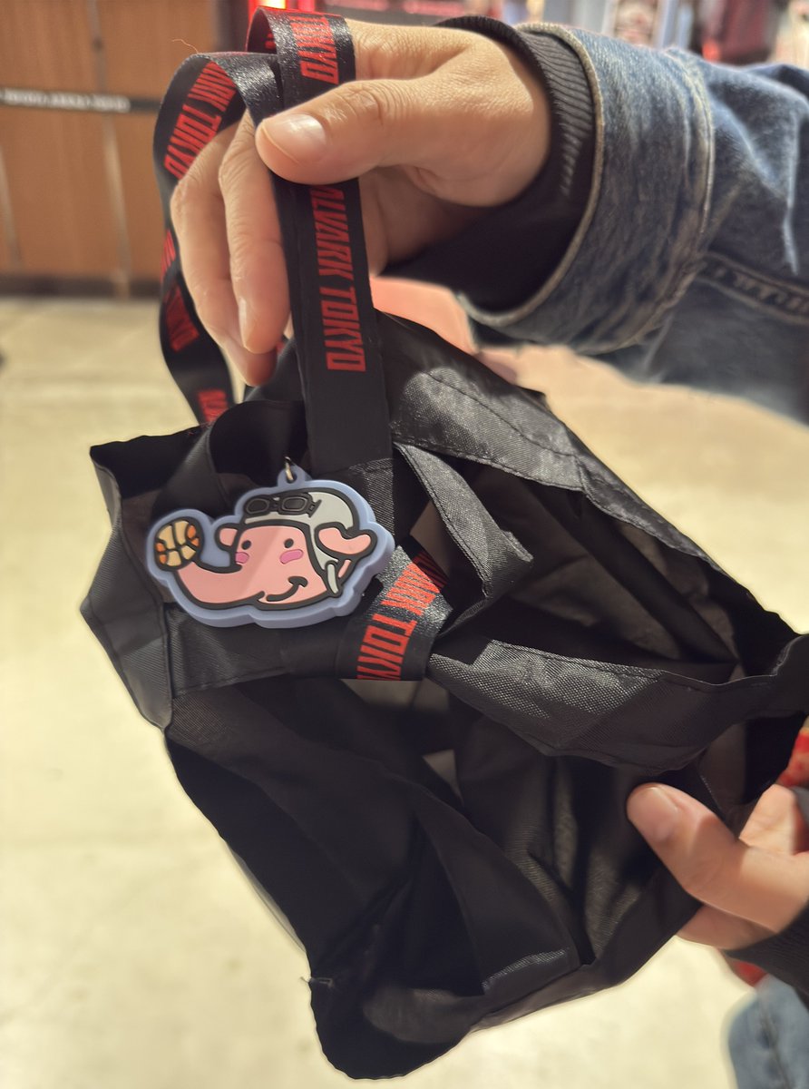 #アルバルク東京
トヨタアリーナ東京で写真の落とし物を拾ったので、出入り口のインフォメーションに預けました。
お心当たりのある方はご確認ください！🙇🏻‍♀️