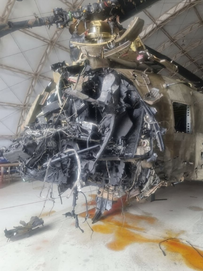 aamajnews_EN's tweet image. #PHOTOS
An Iranian drone strike caused severe damage to a U.S. Army Aviation Boeing CH-47 Chinook transport helicopter at an airbase in Kuwait.

#aamajnews
