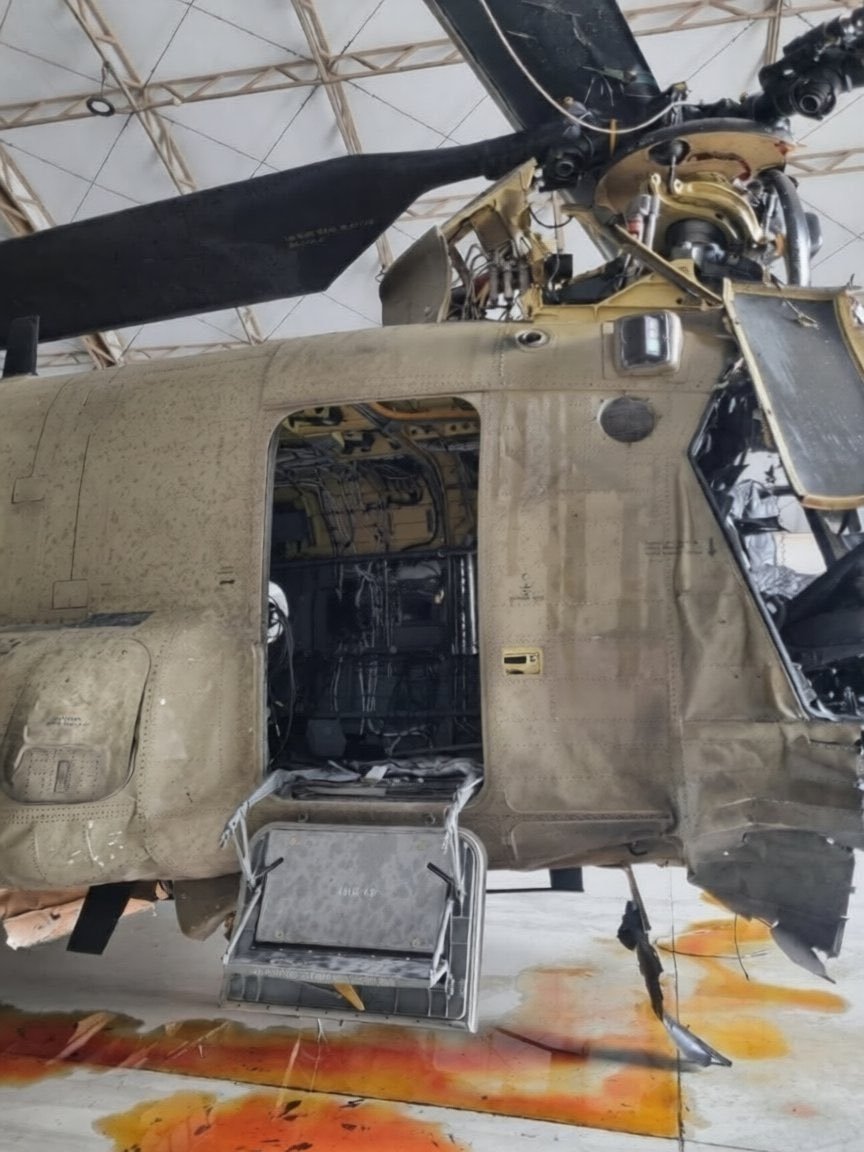 aamajnews_EN's tweet image. #PHOTOS
An Iranian drone strike caused severe damage to a U.S. Army Aviation Boeing CH-47 Chinook transport helicopter at an airbase in Kuwait.

#aamajnews
