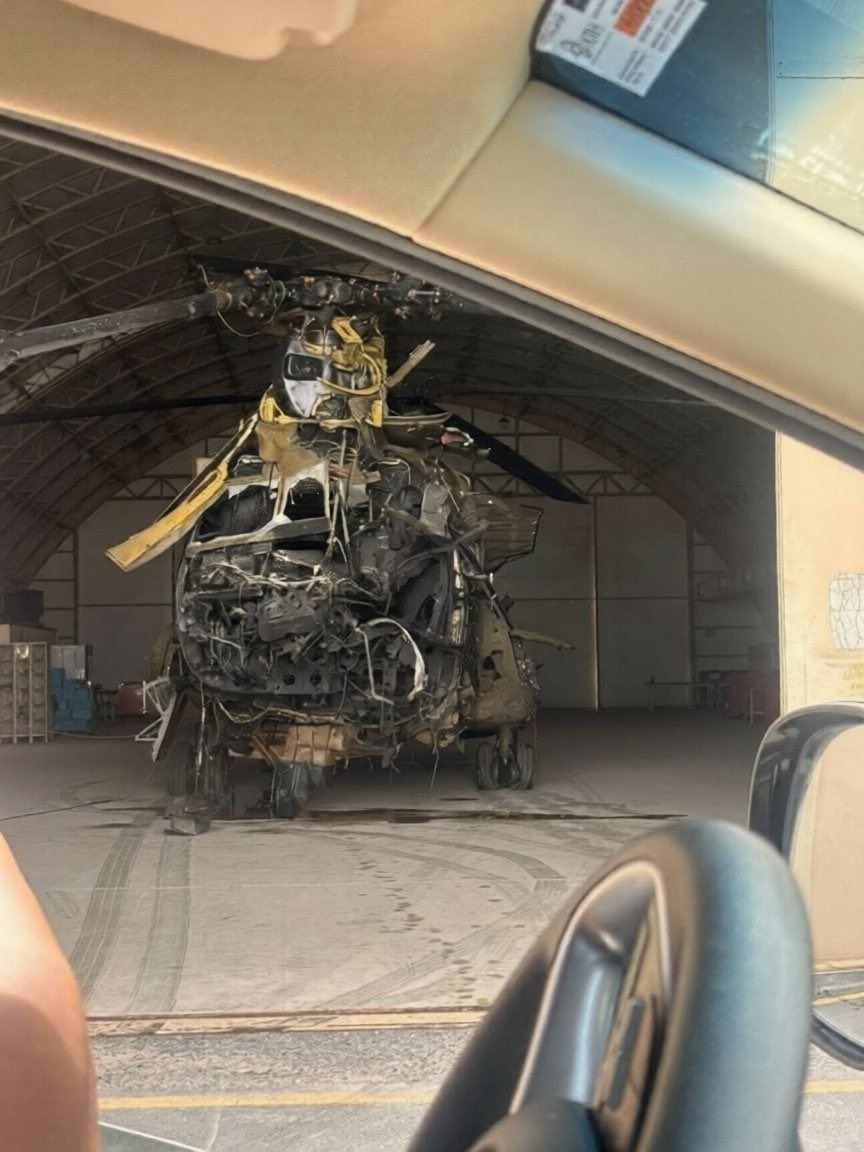aamajnews_EN's tweet image. #PHOTOS
An Iranian drone strike caused severe damage to a U.S. Army Aviation Boeing CH-47 Chinook transport helicopter at an airbase in Kuwait.

#aamajnews