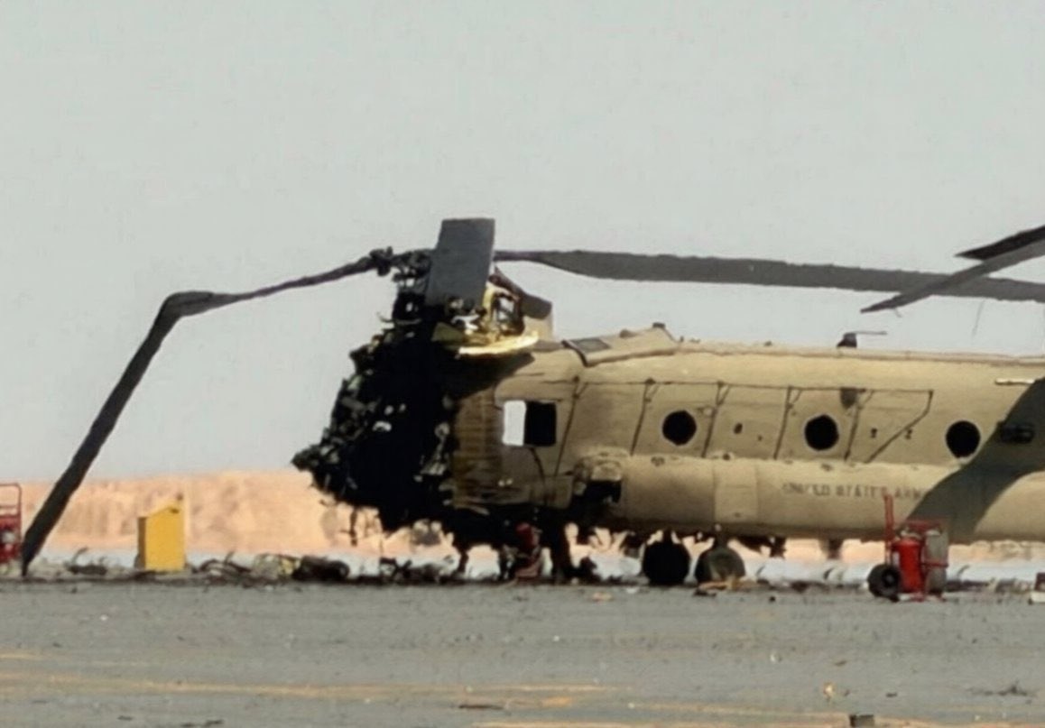 aamajnews_EN's tweet image. #PHOTOS
An Iranian drone strike caused severe damage to a U.S. Army Aviation Boeing CH-47 Chinook transport helicopter at an airbase in Kuwait.

#aamajnews