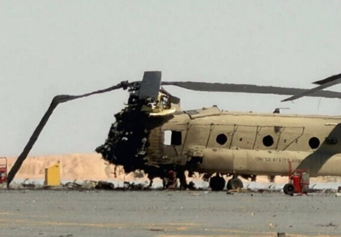 bash_shar's tweet image. 🚨🇮🇷🇰🇼🇺🇸 NEW: An Iranian drone strike DESTROYED an American CH-47 ‘Chinook’ in Kuwait yesterday.

#الوعد_الصادق٤ 
#Irán 
#operation_searchlight