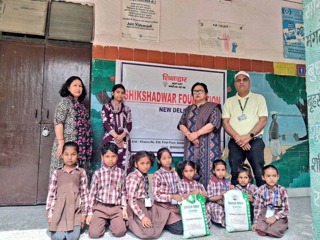 ab_mcps's tweet photo. SHIKSHADWAR FOUNDATION donated 2 Packets of Vermi Compost for School's Kitchen Garden of 165 Students of class Nur-5 in MCPS AB SHALIMAR BAGH. 
HoS : Sushma Goyal 
Incharge: Anshu Bala 
CRCC: Suman Kothari 
Udise: 07010405606 
District : North West A https://t.co/BA9NwskVya