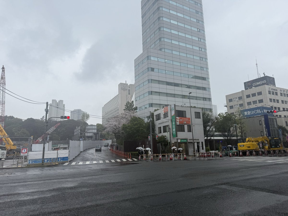 yuzuchi_0610's tweet photo. 毎年恒例、大学時代のお友達とグランドプリンスホテル新高輪の桜を見ながらのお茶会🌸
あいにくのお天気でしたが、綺麗でした！
もう30年の仲。
卒業式もここだったなぁ。
娘の運転で最寄りの駅まで送ってもらいました🚗 https://t.co/CVJTZzcWp5