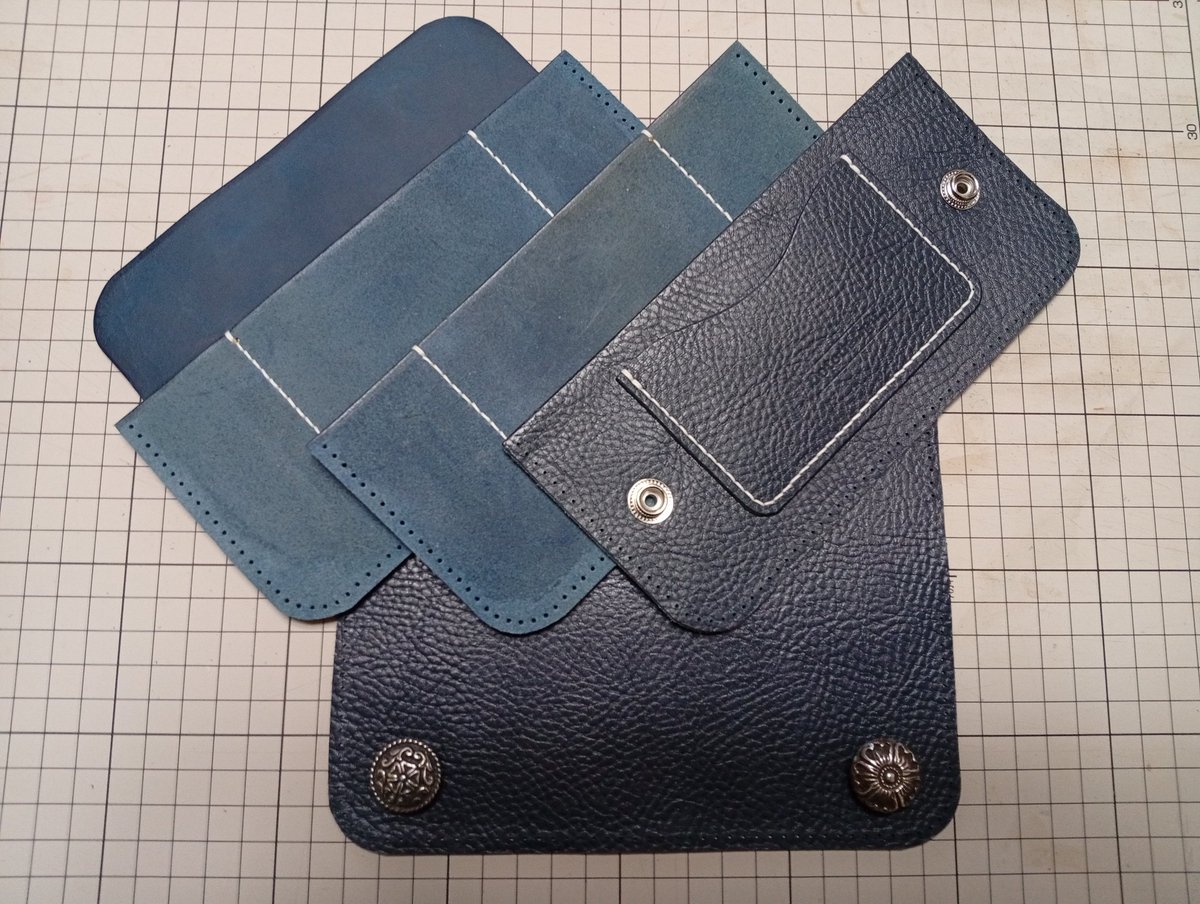 Gotodesign_jp_l's tweet photo. 切り出してコバ仕上げて内側を縫うところまで完了
後は貼り合わせて外周を塗って外コバ仕上げて、だが妻に買物を頼まれたので一旦中断

刻印がシボに負けて失敗したが自分用だし御愛嬌
ホックは在庫していたFUNNYの21mmコンチョ2種類を奢ってみる https://t.co/vtViU4i5Jk