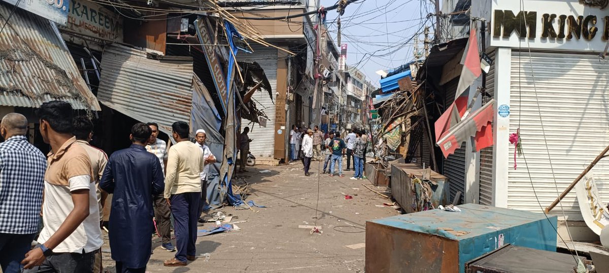 ShabazBaba's tweet image. "🔄 CLEAN-UP DRIVE! Charminar Zone Town Planning Officer Saritha leads enforcement drive in Murgi Chowk, Pathergatti &amp;amp; Madina, removing irregularities. #Charminar #Hyderabad #CleanUpDrive"