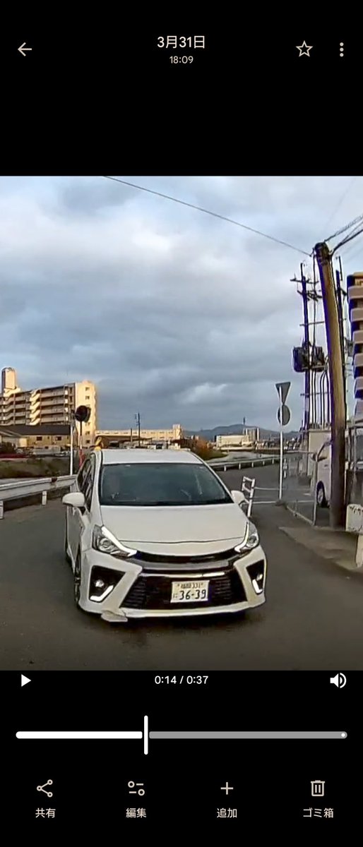 5yendama's tweet photo. 車を運転する時は前を見ましょうね

前をみててもこのジジイは下手くそだから右前をぶつけているようです🤣

福岡　331 に 3639

#ドラレコ
#プリウスα
#プリウスミサイル
#老害 https://t.co/fgbSvOKpJe